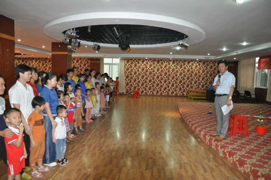 大手牽小手，攜手銀億向前走