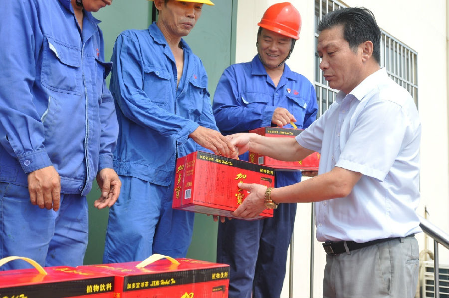 暑熱送清涼，甘泉暖人心