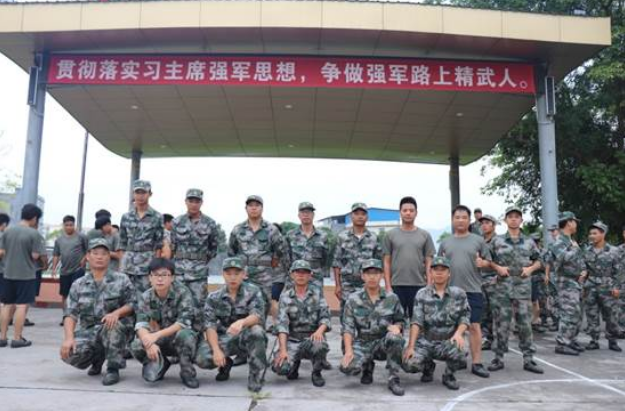 保衛(wèi)祖國的戰(zhàn)斗隊，建設祖國的排頭兵